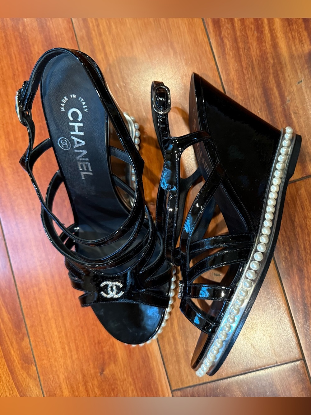 100% CHANEL Black Patent Leather Pearl-Trim Strappy Wedge Sandal Heels 38.5 - Picture 8 of 8